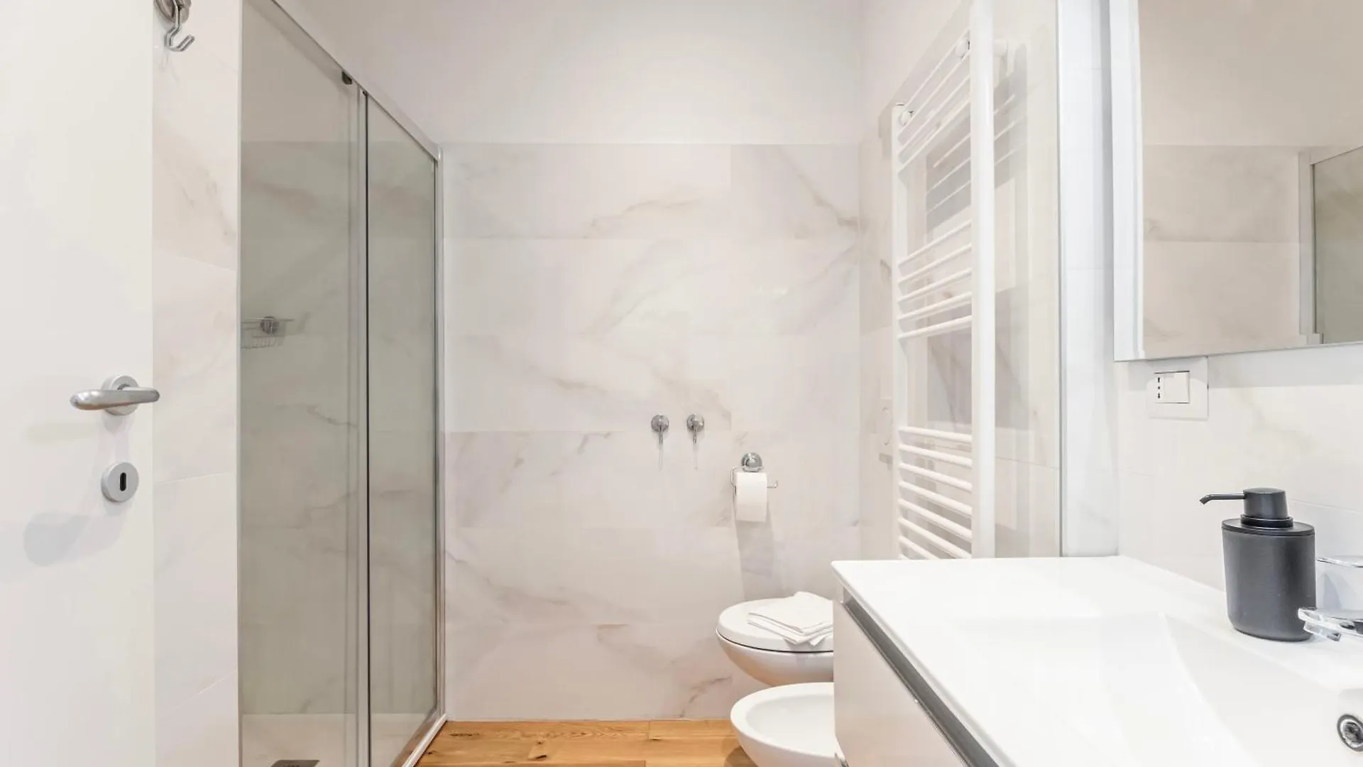 Bright Apartment 700M From Dergano M3 米兰