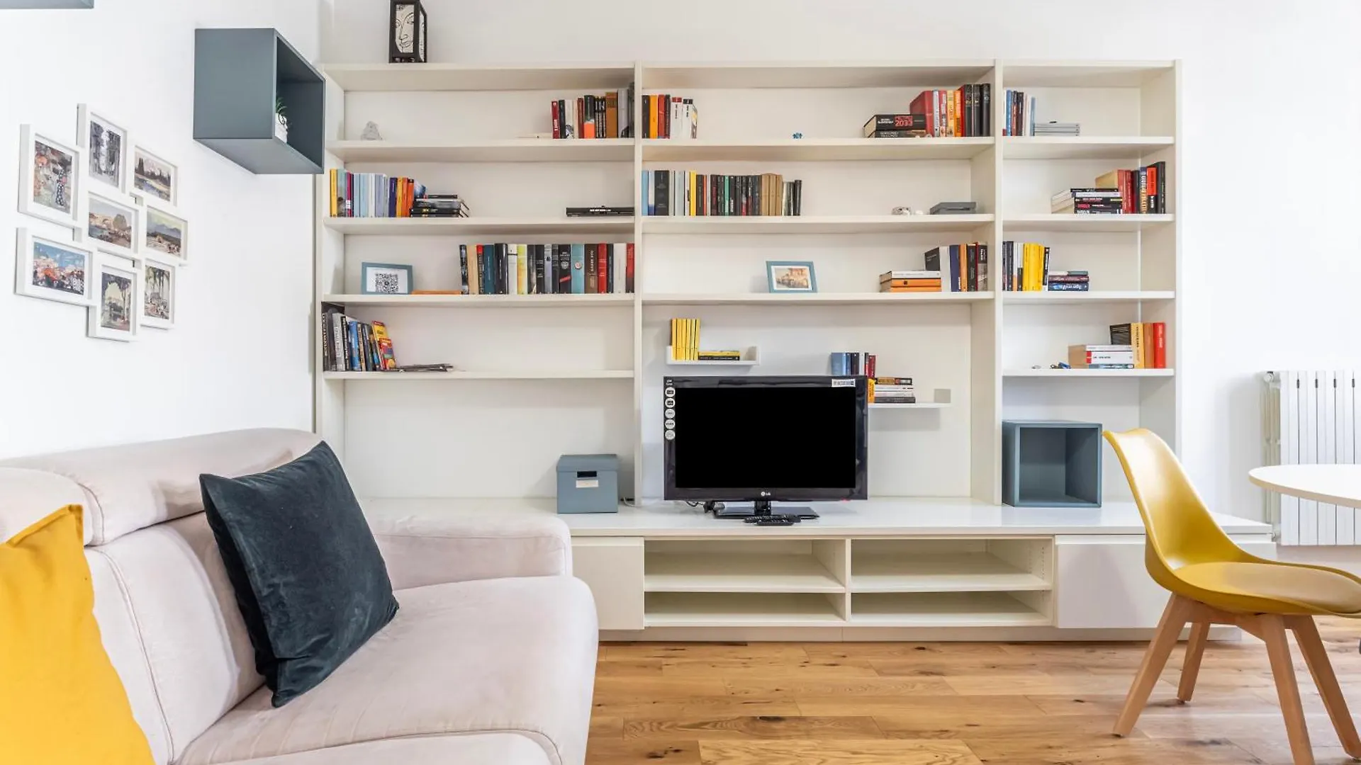 Bright Apartment 700M From Dergano M3 米兰