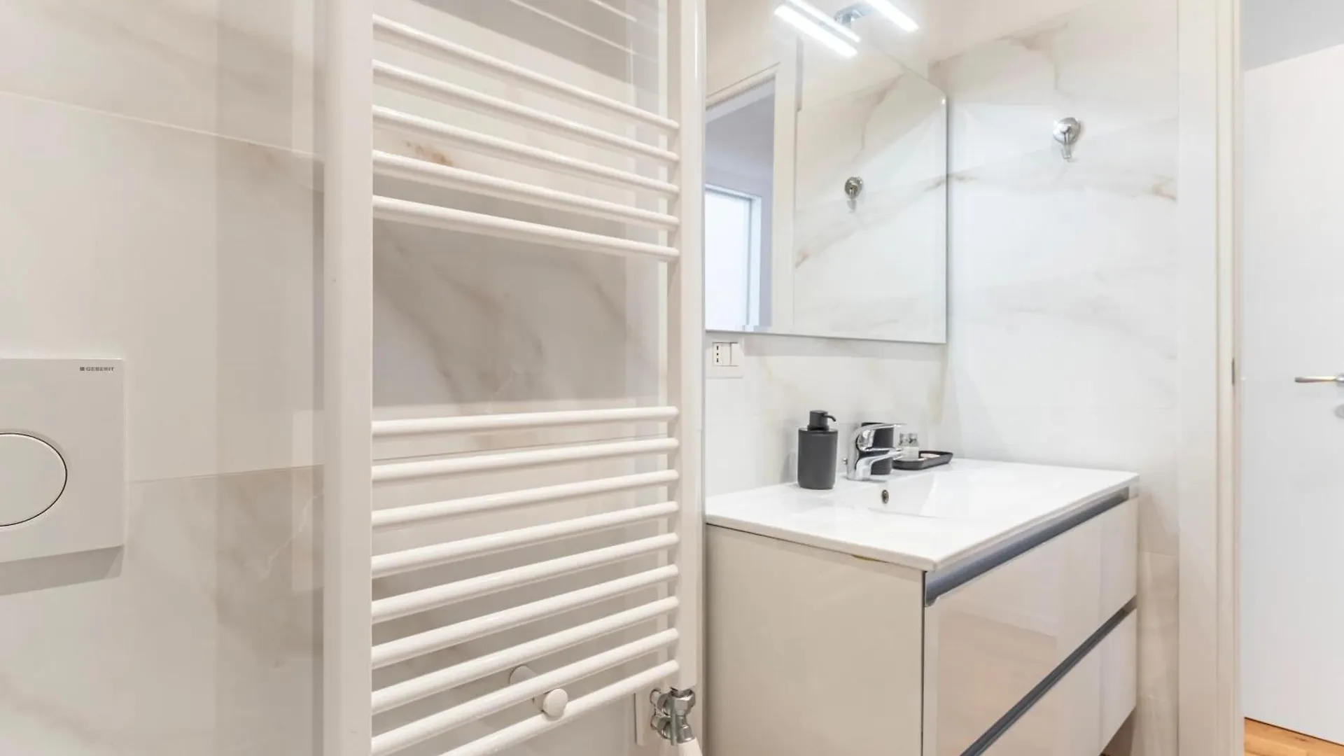 Bright Apartment 700M From Dergano M3 米兰 0*,  意大利